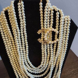 Elegant Pearl Necklace with Gold Accents